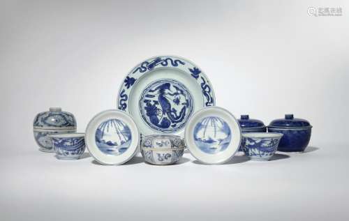 A SMALL COLLECTION OF CHINESE BLUE AND WHITE ITEMS MING AND QING DYNASTY Comprising: a circular