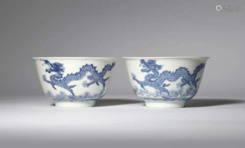 A PAIR OF CHINESE BLUE AND WHITE 'DRAGON' BOWLS KANGXI 1662-1722 Each painted with two scaly dragons