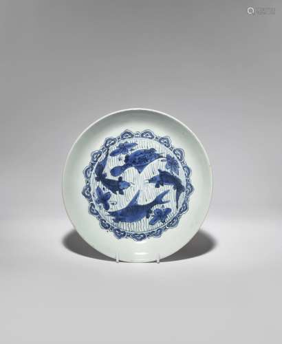A CHINESE BLUE AND WHITE 'FISH' SAUCER DISH WANLI 1573-1620 Painted to the centre with a mackerel,