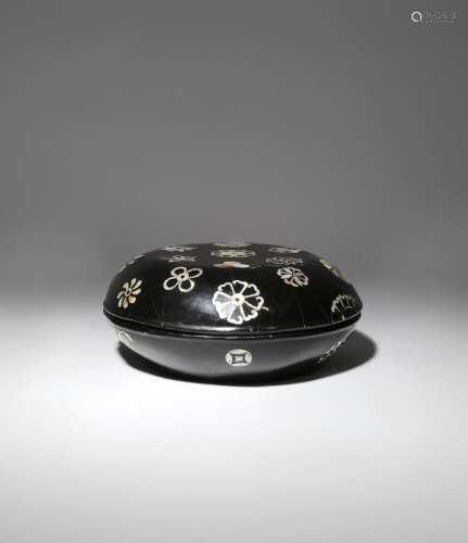 A CHINESE MOTHER OF PEARL INLAID BLACK LACQUER BOX AND COVER 19TH CENTURY Of circular form, the