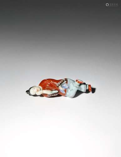 A CHINESE POLYCHROME ENAMELLED PORCELAIN SNUFF BOTTLE MODELLED AS A LADY 18TH/19TH CENTURY She