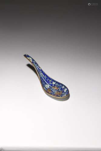 A CHINESE ENAMELLED PORCELAIN MOULDED 'BUDDHIST EMBLEMS' SPOON SIX CHARACTER TONGZHI MARK AND OF THE