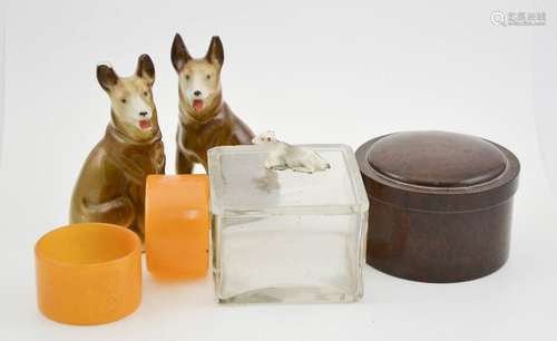 A group of vintage collectables, including a bakelite jar and cover, and napkin rings, a pair of