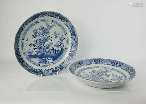 A pair of late 18th/early 19th century blue and white Chinese dishes, depicting butterflies in a