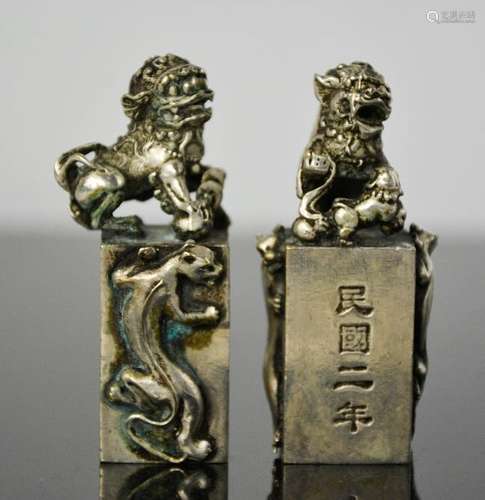 A pair vintage Tibetan Miao silver opposing temple dogs, signed seals 258g