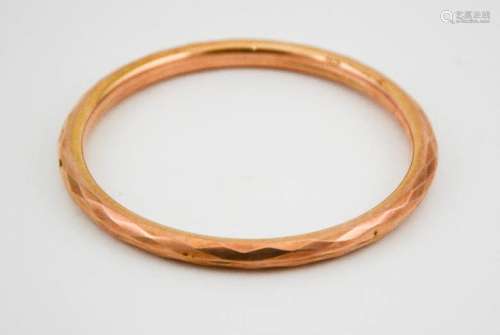 A 9ct gold bangle, faceted and hollow, 10.6g.