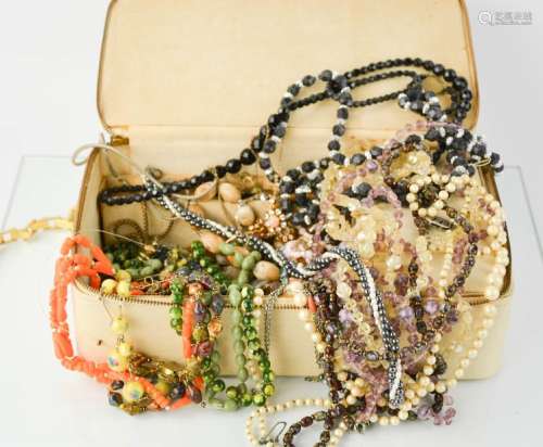 A quantity of costume jewellery, to include necklaces, brooches and other items.
