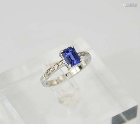 An 18ct white gold, diamond and sapphire ring, with emerald cut sapphire approx 0,70ct, and diamonds