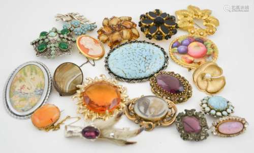 A quantity of vintage brooches, including pinchbeck mourning brooch, Aynsley painted porcelain,