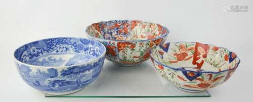 Two Imari Victorian bowls, one with scalloped edge, 21cm diameter, together with a Copeland Spode