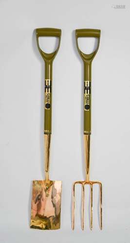 A William Mills of Sheffield gold plated stainless steel spade and fork.