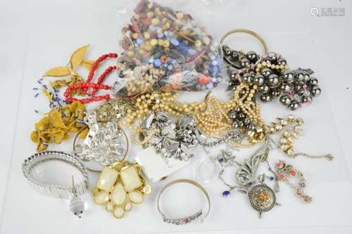 A quantity of costume jewellery, to include necklaces, bangles, simulated pearl necklace, paste