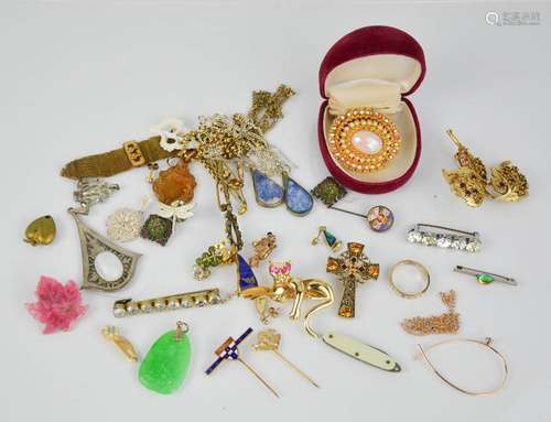 A group of costume jewellery, to include brooches, earrings, pendant necklaces including carved