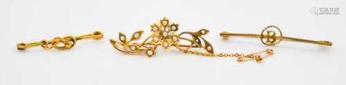 A 9ct gold and seed pearl flowerhead brooch, 3.1g, with safety chain, and two rolled gold tie pins.