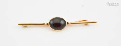 A 9ct gold and garnet cabochon set tie pin, 2g.
