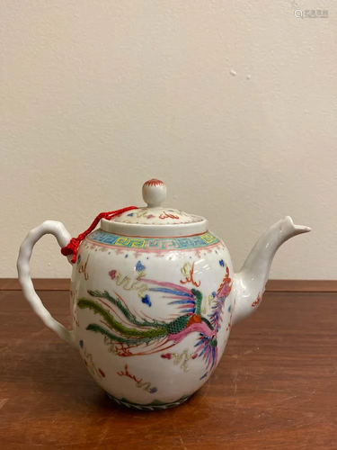 Chinese Famille Rose Porcelain Teapot with Dra…