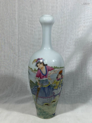 Chinese Long Neck Porcelain Vase with Europ…