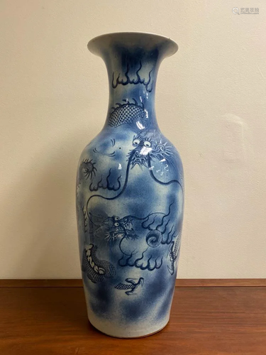 Chinese blue white porcelain vase with drago…