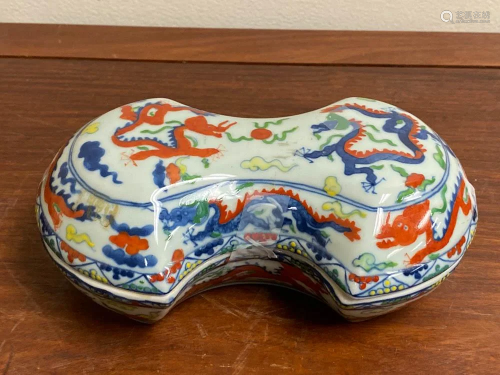 Chinese Wucai Porcelain Box with Dragon…