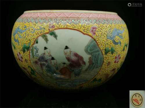 A Chinese Famille-Rose Porcelain Jar