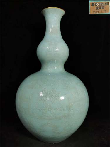 A Chinese Porcelain Double Gourd Vase