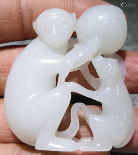 A HETIAN JADE CARVED MONKEY SHAPED PENDANT