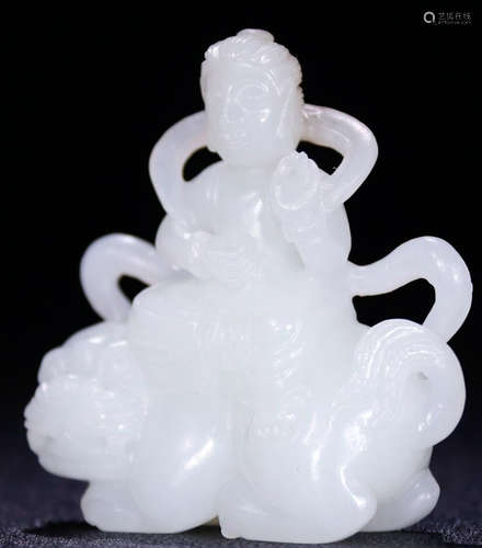 A HETIAN JADE CARVED GUANYIN BUDDHA STATUE