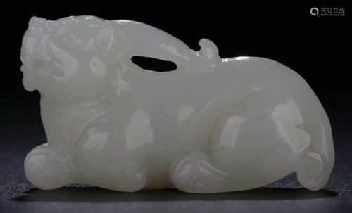 A HETIAN JADE CARVED BEAST SHAPED PENDANT