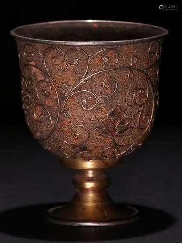 A GILT SILVER CASTED FLORAL PATTERN CUP