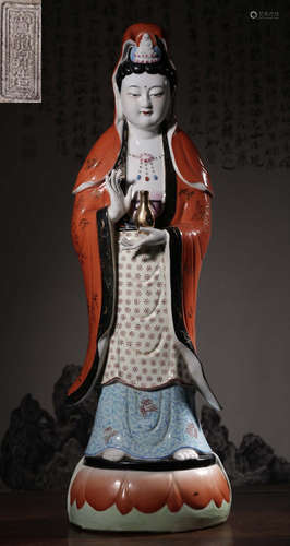 A FAMILLE ROSE GLAZE GUANYIN BUDDHA STATUE