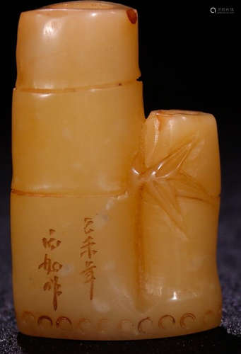 A SOAPSTONE CARVED BAMBOO SHAPED SEAL