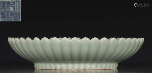 A PEA GREEN GLAZE PLATE