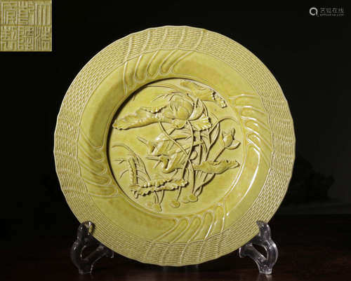 A YELLOW GLAZE PLATE WITH CRANE PATTERN