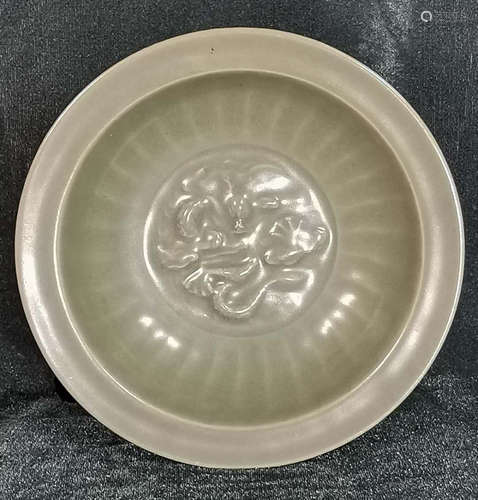 A LONGQUAN YAO GLAZE DARGON PATTERN PLATE