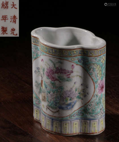 A FAMILLE ROSE GLAZE BRUSH POT WITH PATTERN