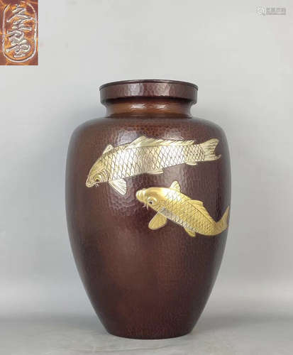 A GILT BRONZE CASTED VASE WITH CRACK PATTERN