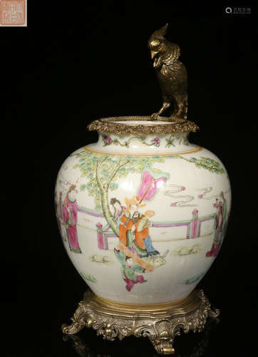 A SHALLOW GLAZE JAR WITH FIGURE PATTERN