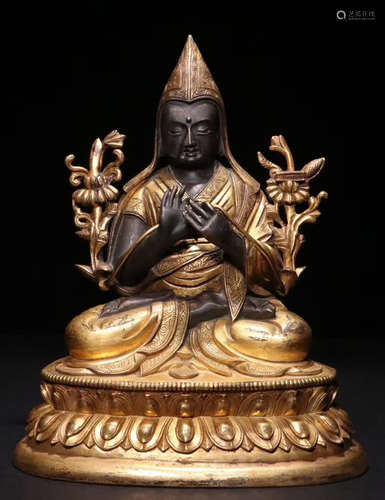 A TIBETAN GILT BROZNE TSONGKAHAPA STATUE