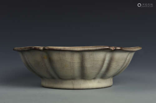 A GUAN TYPE LOBED BOWL SONG DYNASTY