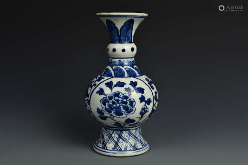 A BLUE AND WHITE FLORAL VASE REPUBLIC PERIOD