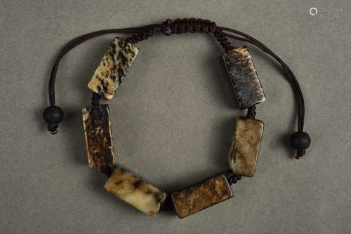 A RUSSET JADE BEADED BRACELET