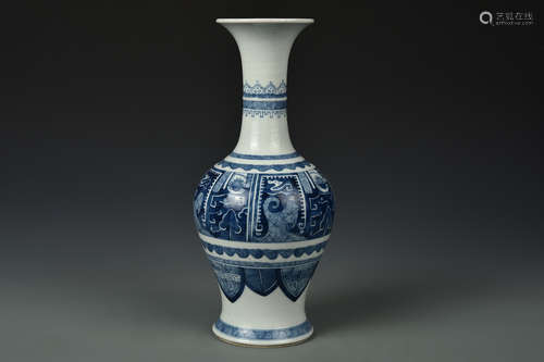 A BLUE AND WHITE VASE QING DYNASTY