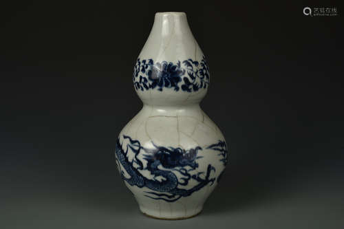 A BLUE AND WHITE DRAGON DOUBLE GOURD SHAPED VASE