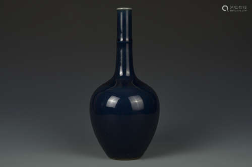 A BLUE GLAZED LONGNECK VASE QING DYNASTY