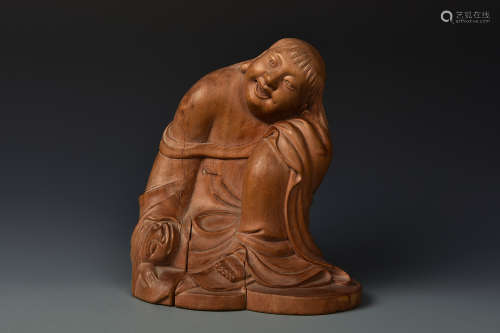 A CARVED WOODEN FIGURE QING DYNASTY