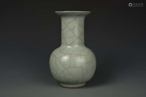 A KUAN BOTTLE VASE SONG DYNASTY