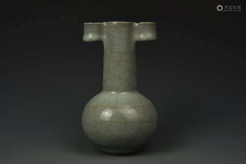 A GUAN TUBULAR VASE