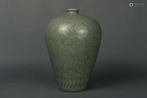AN INCISED CELADON GLAZED MEIPING MING DYNASTY