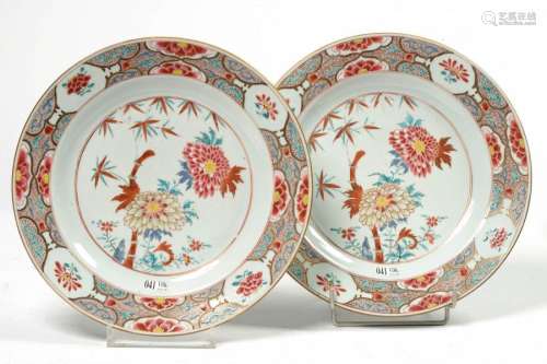 Pair of round dishes in polychrome porcelain of Ch…