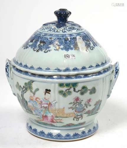 Soup tureen in polychrome porcelain of China with …